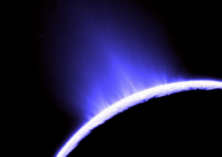Der südliche Rand von Enceladus ist von hinten von der Sonne beleuchtet, vorne ist der Mond dunkel. Oben steigen blaue Schwaden nach links oben auf.