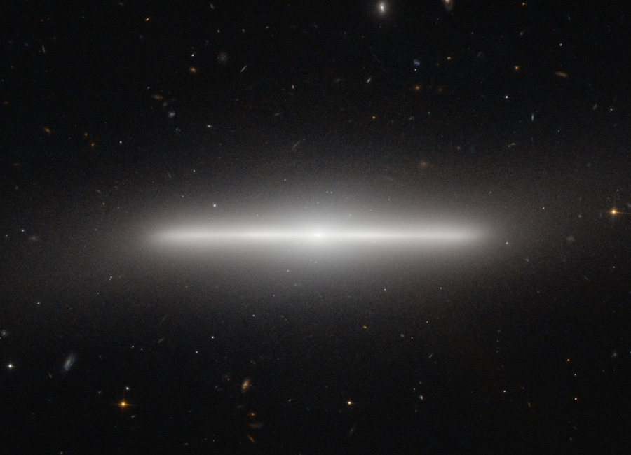 Waagecht verläuft im Bild ein heller, verschwommener Streifen, der von einem weißen Nebel umgeben ist.