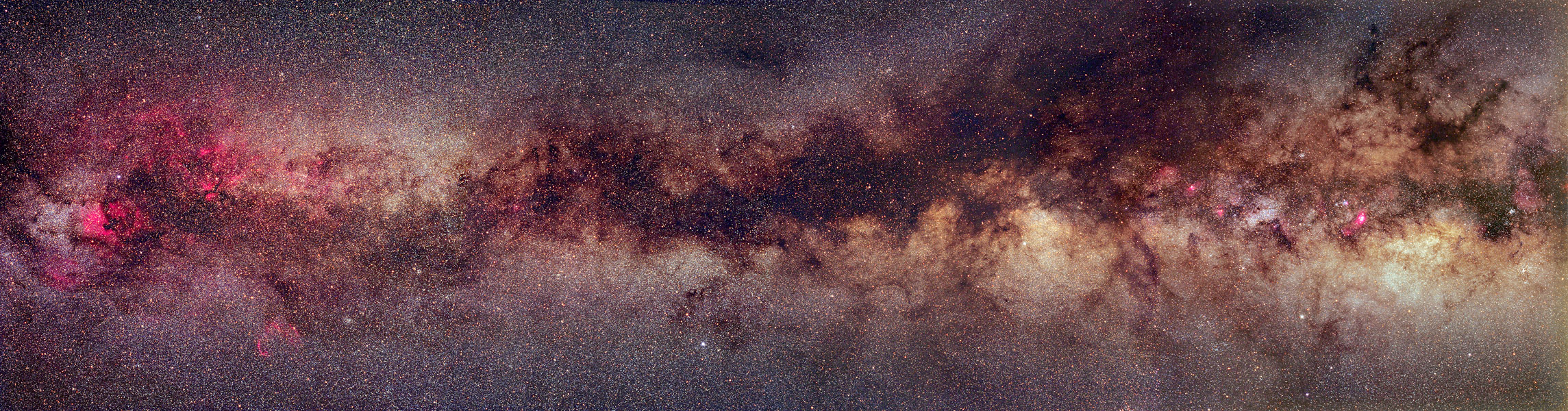 Das Panoramabild zeigt die Milchstraße mit ihren breiten dunklen Staubwolken.