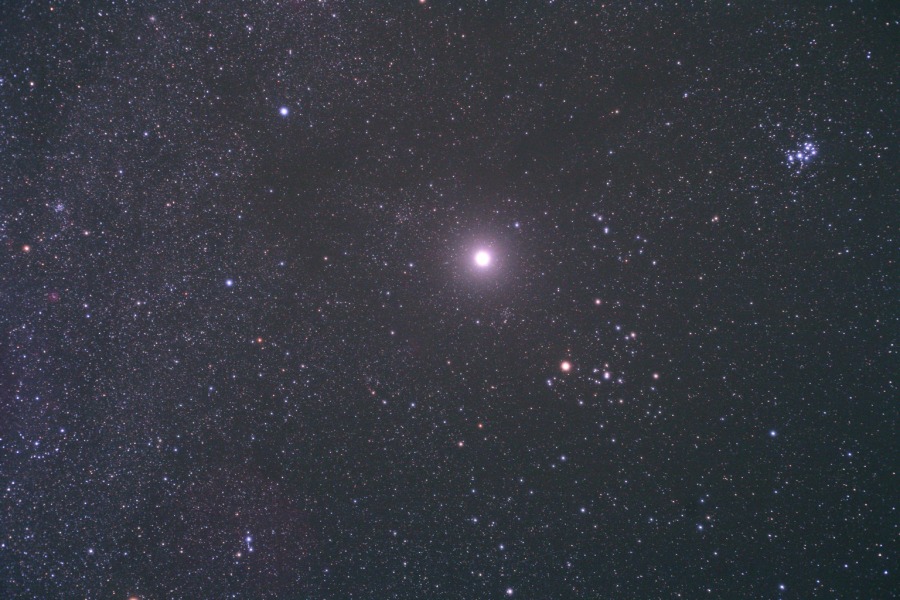 Das Bild zeigt den Planeten Jupiter im Sternbild Stier kurz vor seiner Opposition. Auch die Plejaden und Hyaden sind zu sehen. Die Raumsonde Dawn bewegt sich vom Asteroiden Vesta zum Kleinplaneten Ceres.