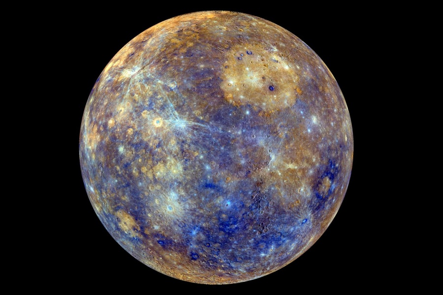 Der Himmelskörper erinnert an den Mond, und er ist intensiv gefärbt. Sowohl die Farben auch das Aussehen täuschen. Es ist der Planet Merkur, und die Farben haben zwar einen realen Hintergrund, sind aber stark überhöht.