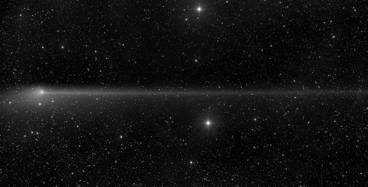 Links ist der Kopf des Kometen PanSTARRS (C/2011 L4). Sein Schweif reicht weit nach rechts und ein Stück auch nach links. Die Perspektive erweckt den falschen Eindruck, der Staubschweif würde zur Sonne zeigen.