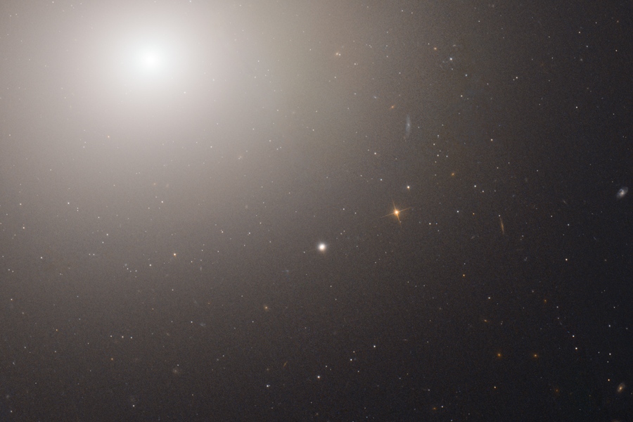 Links oben leuchtet das helle Zentrum der elliptischen Galaxie M60 im Virgohaufen. In der Mitte befindet sich die ultra-dichte Zwerggalaxie M60-UCD1.