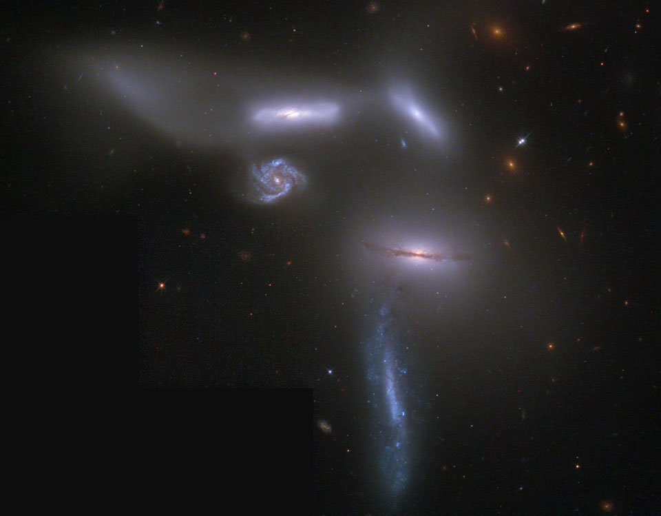 Seyferts Sextett besteht scheinbar aus sechs Galaxien, doch nur vier davon sind gesichert durch Wechselwirkung miteinander verbunden. Eine Spiralgalaxie ist weit im Hintergrund, und ein Objekt ist vermutlich ein Gezeitenschweif aus herausgerissenen Sternen.