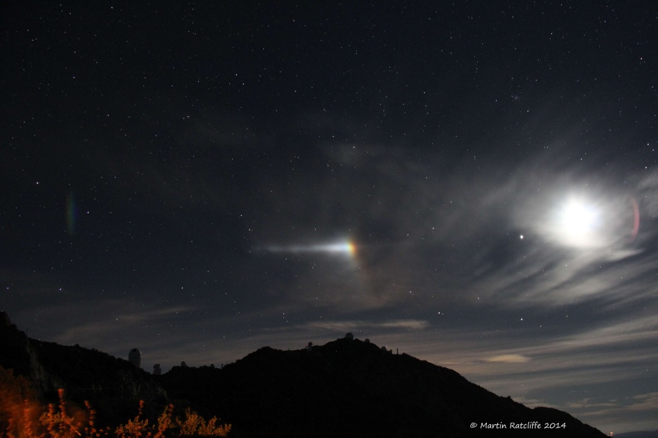 Über dem Kitt-Peak-Nationalobservatorium in Tucson, Arizona, leuchtet links neben dem Mond ein sehr heller Nebenmond. Gleich neben dem Mond ist Jupiter zu sehen.