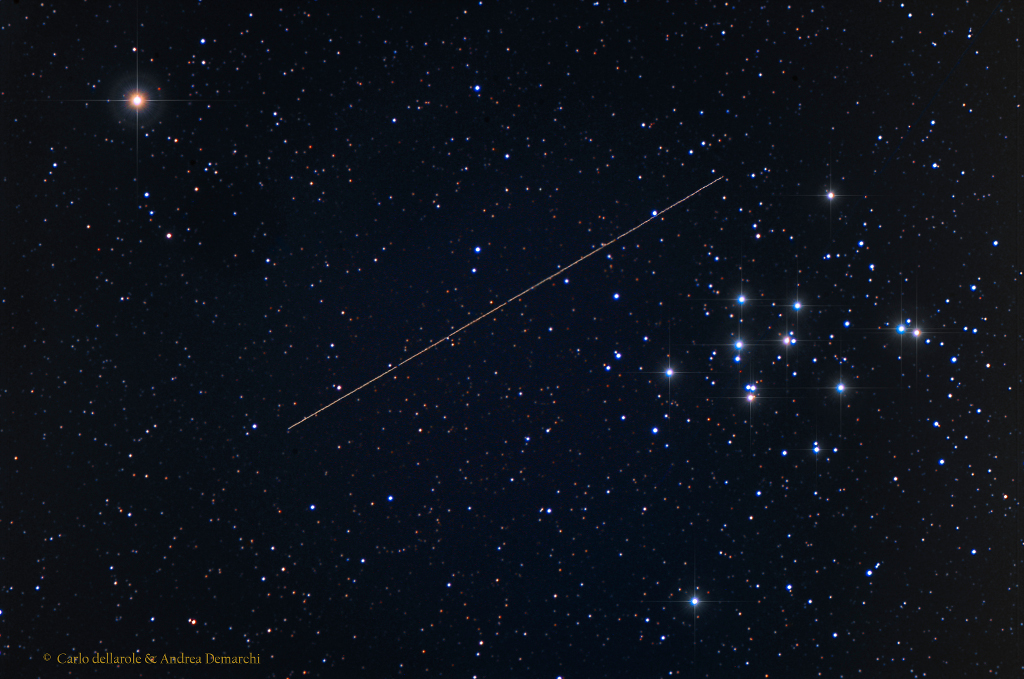 Rechts im Bild ist der Sternhaufen Praesepe oder Krippe im Sternbild Krebs. Er ist auch als M44 bekannt. In der Bildmitte zieht der Asteroid 2004 BL86 eine diagonale Spur. 