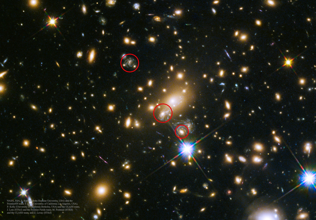 Die Kreise im Bild markieren Stellen, an denen eine Supernova auftauchte, nachdem ihr Licht von einer Gravitationslinse in mehrere Bilder aufgespalten wurde.