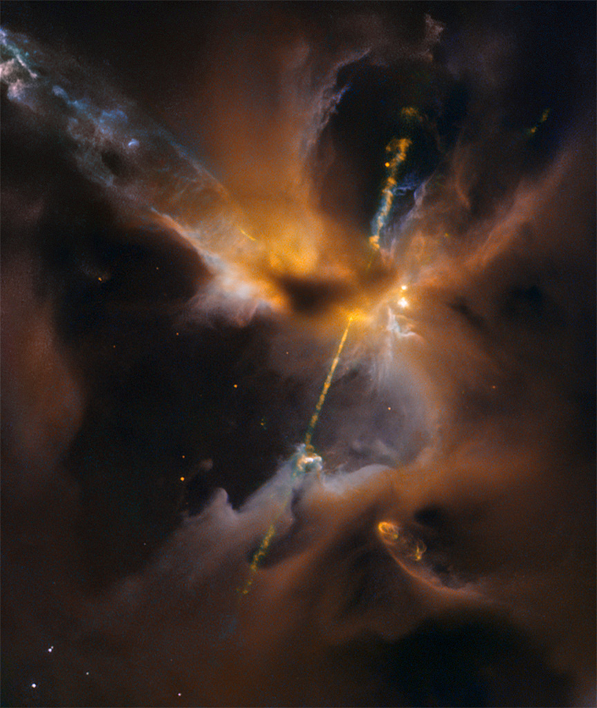 Hinter beleuchteten Staubwolken ist ein Herbig-Haro-Objekt mit einer Akkretionsscheibe verborgen. Daraus schießen zwei Strahlen hervor, die nach oben und unten verlaufen. Entlang der Ströme bilden sich Knoten.