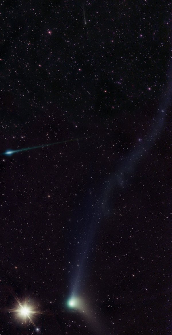 Das hochformatige Panorama zeigt oben den kleinen Kometen Borrelly und unten den hellen Kometen Catalina rechts neben dem hellen Stern Arkturus. Auf halber Höhe zischt ein heller Meteor durchs Bild.