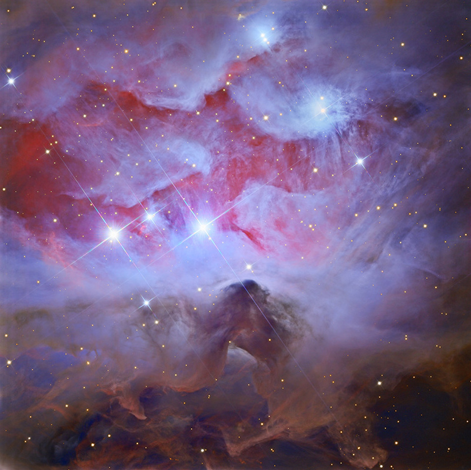Die Reflexionsnebel NGC 1977, NGC 1975 und NGC 1973 umgeben eine dunklere Region, die an einen laufenden Mann erinnert. Sie befinden sich nördlich vom bekannten Orionnebel.