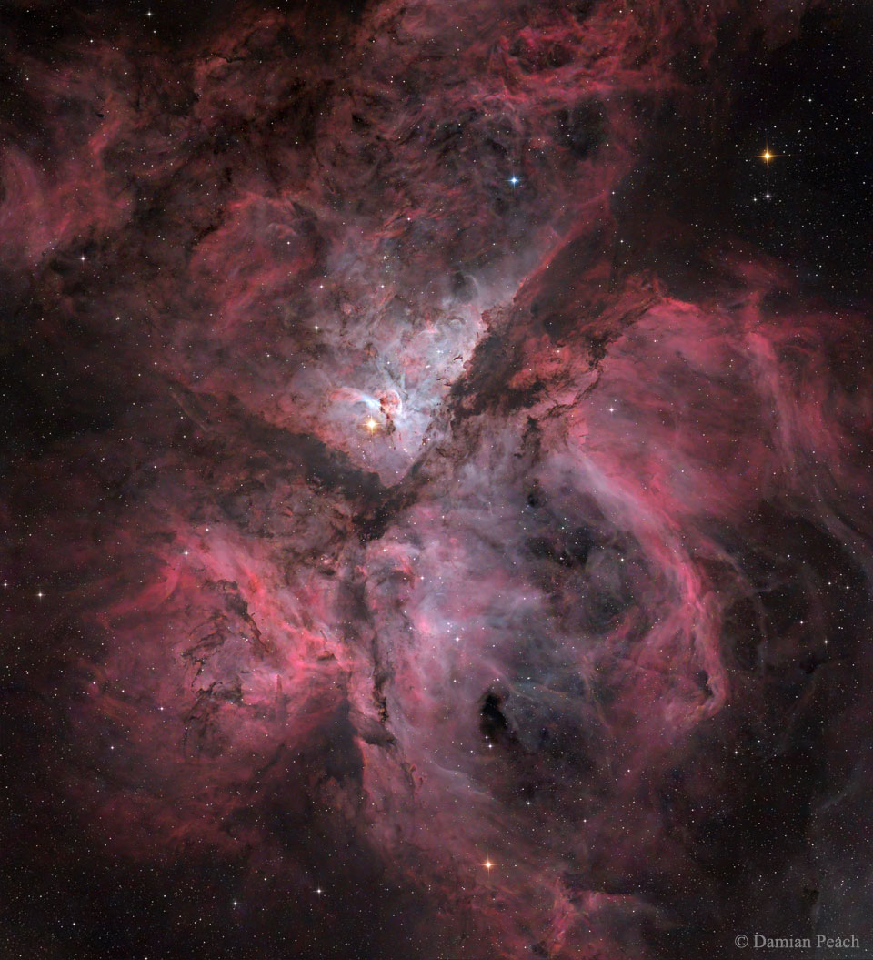 Der Carinanebel NGC 3372 im Sternbild Schiffskiel ist einer der hellsten Nebel am Himmel. Er enthält sehr massereiche Sterne und den rätselhaften Riesen Eta Carinae, der vielleicht bald als Supernova explodiert.