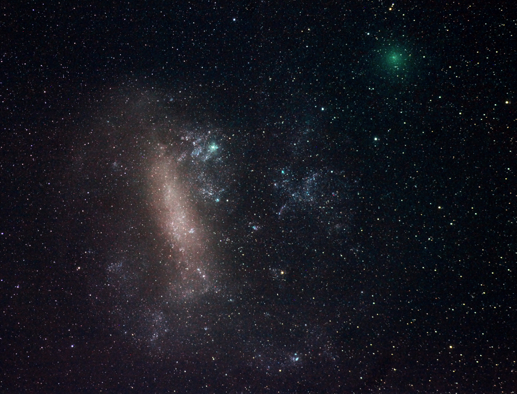Die Große Magellansche Wolke links und der Komet 252P/Linear links oben teilen sich dieses Bildfeld im Sternbild Schwertfisch.