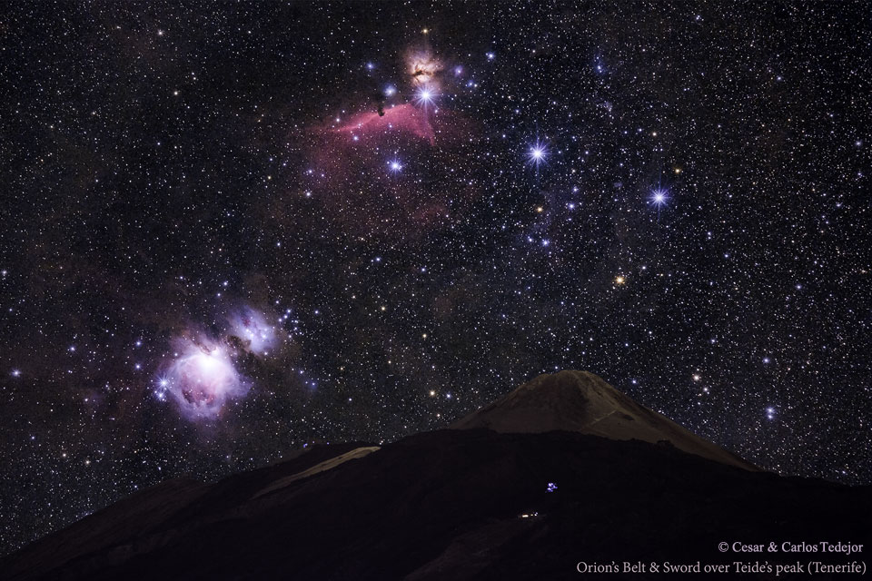 Über dem Gipfel des Vulkans Teide auf der Kanarischen Insel Teneriffa leuchten berühmte Nebel im Sternbild Orion: der Orionnebel, der Flammennebel und der Pferdekopfnebel.