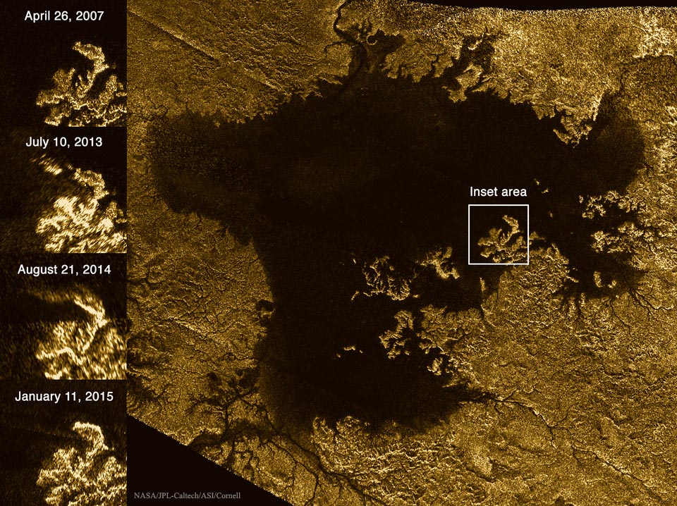Das große Bild rechts zeigt einen dunklen See, der von goldfarbenen Landmassen umgeben ist. Mittig ist eine Form mit einem weißen Rand markiert, dieser Ausschnitt ist links viermal abgebildet. Die vier Details wurden 2007, 2013, 2014 und 2015 mit Radar aufgenommen.