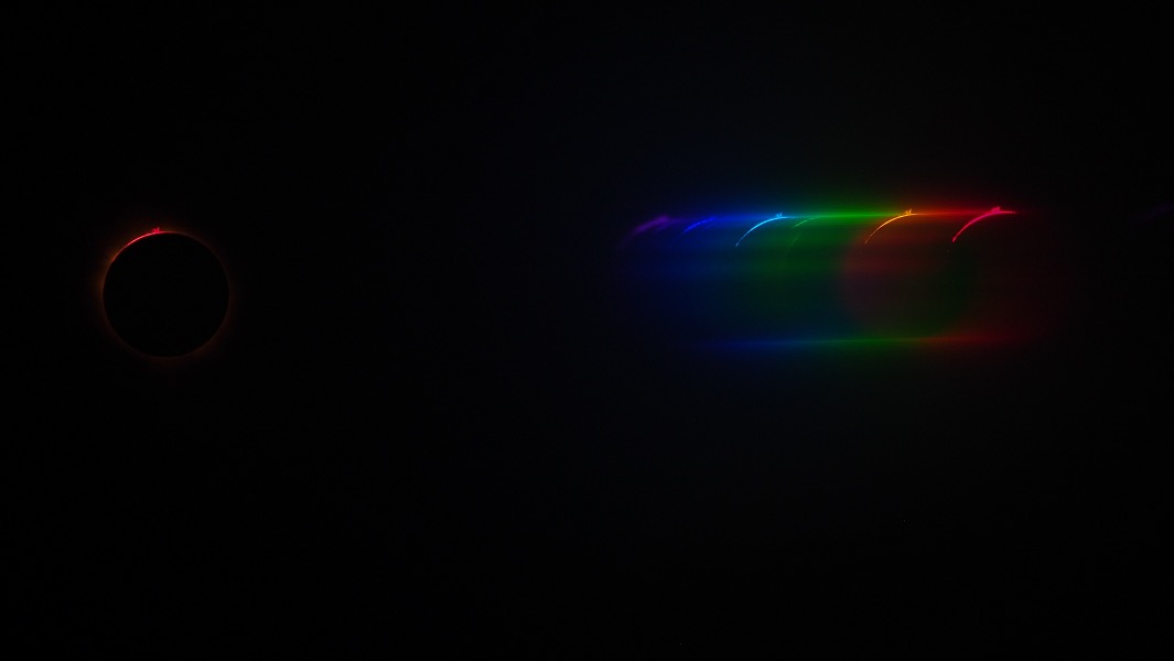 Das Blitzspektrum der Sonne wurde kurz vor Beginn der Totalität fotografiert. Es zeigt die Emissionen der Chromosphäre der Sonne, die nur bei einer Finsternis zu sehen sind.