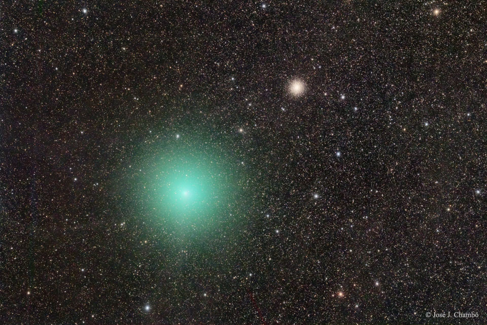 Mitten im Bild prangt die ausgedehnte grüne Koma des Kometen Linear. Daneben wirkt der Kugelsternhaufen Messier 14 im Sternbild Schlangenträger fast winzig.