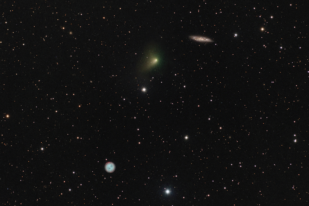 Der Komet PanSTARRS zieht zwischen M108 und M97 über den Himmel. Er ist der Spiralgalaxie M108 viel näher als dem planetarischen Nebel M97, dem Eulennebel. Das Bildfeld liegt im Sternbild Großer Bär.