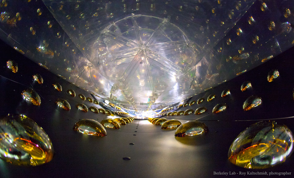 Blick in den Daya-Bay-Antineutrino-Detektor bei Hongkong und Shenzhen