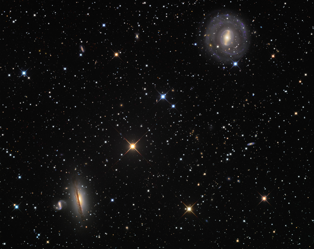 Links unten und rechts oben im Bild sind zwei Galaxien im Sternbild Wasserschlange, die sehr nahe beisammen liegen. Dazwischen passt nur ein Vollmond.