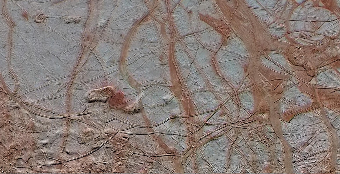 Dieser kleine Ausschnitt zeigt Details auf der Oberfläche von Europa. Der Jupitermond wurde von der Raumsonde Galileo genau untersucht. Die tiefen Gräben in der eisigen Hülle sind rotbraun gefärbt. Das ist ein Hinweis, dass dort organische Stoffe vorkommen könnten.