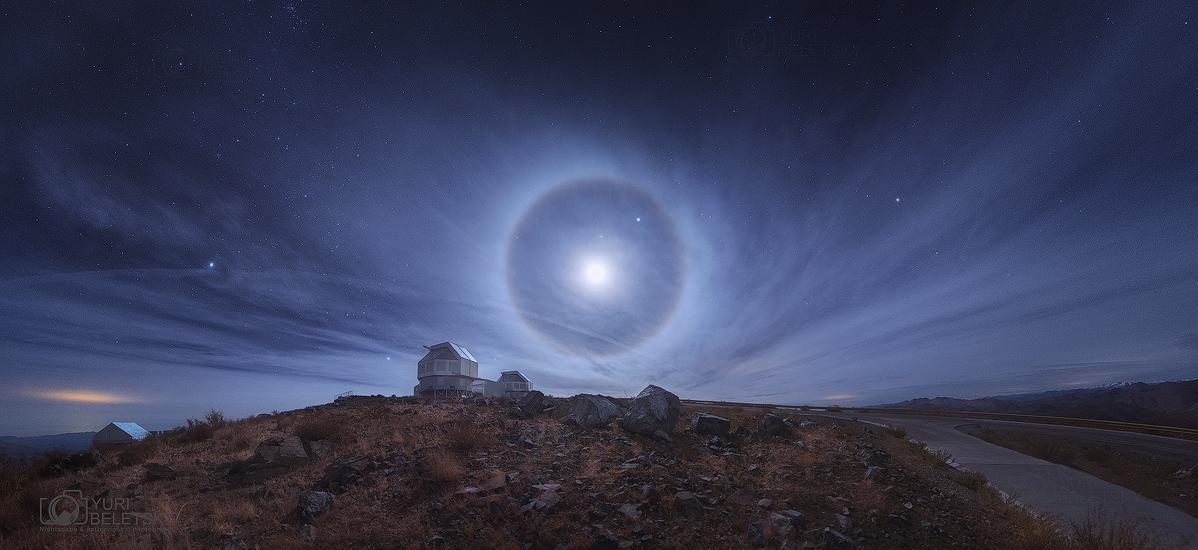 Über den Magellan-Zwillingsteleskopen in der Atacama leuchtet der Mond. Er ist von einem mächtigen Hof umgeben, der durch fallende Eiskristalle in der Atmosphäre entsteht.