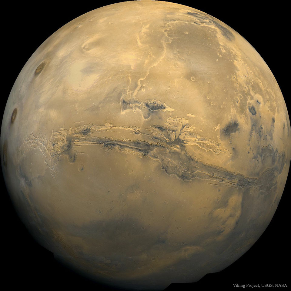 Quer über den Mars verläuft die längste, breiteste und tiefste Schlucht des Sonnensystems, das Valles Marineris. Es wurde hier von den Viking-Sonden aufgenommen.