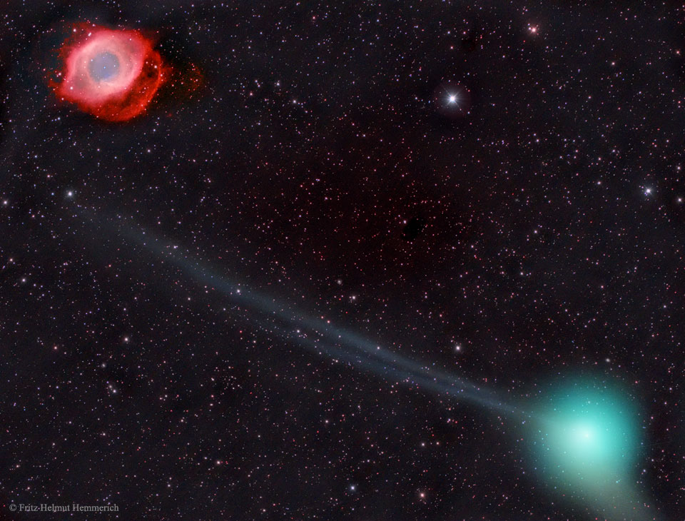 Der Helixnebel links oben teilt sich das Bild mit dem Kometen C/2013 X1 (PanSTARRS), dessen gespaltener Ionenschweif diagonal durchs Bild läuft. Zwischen den beiden sind viele zarte Sterne verteilt.