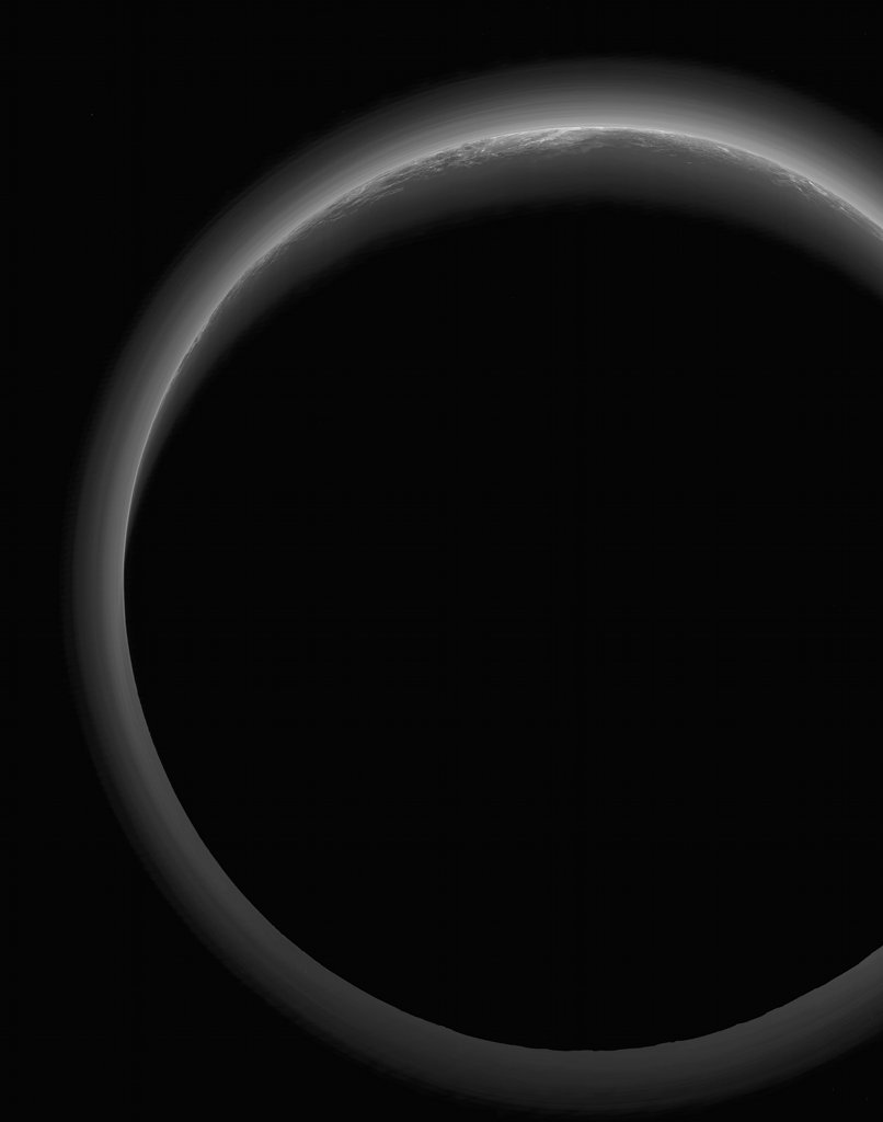 Der dunkle Himmelskörper ist der Zwergplanet Pluto. Er ist von einer schimmernden Atmosphäre umgeben. Oben in der Dämmerung sind einige Geländeformen erkennbar.