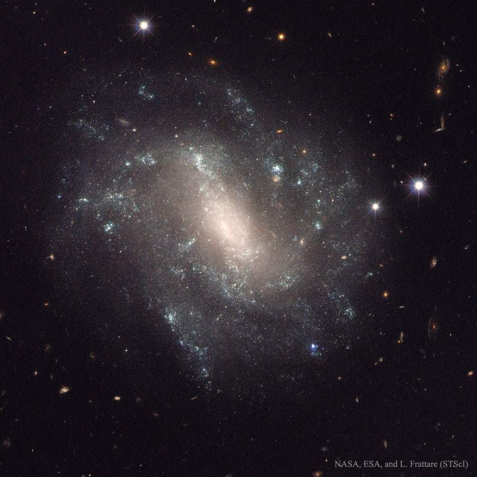 Das Bild der Galaxie UGC 9391 wurde mit Markierungen überlagert, welche die Cepheiden und eine aktuelle Supernova in der Galaxie markieren.