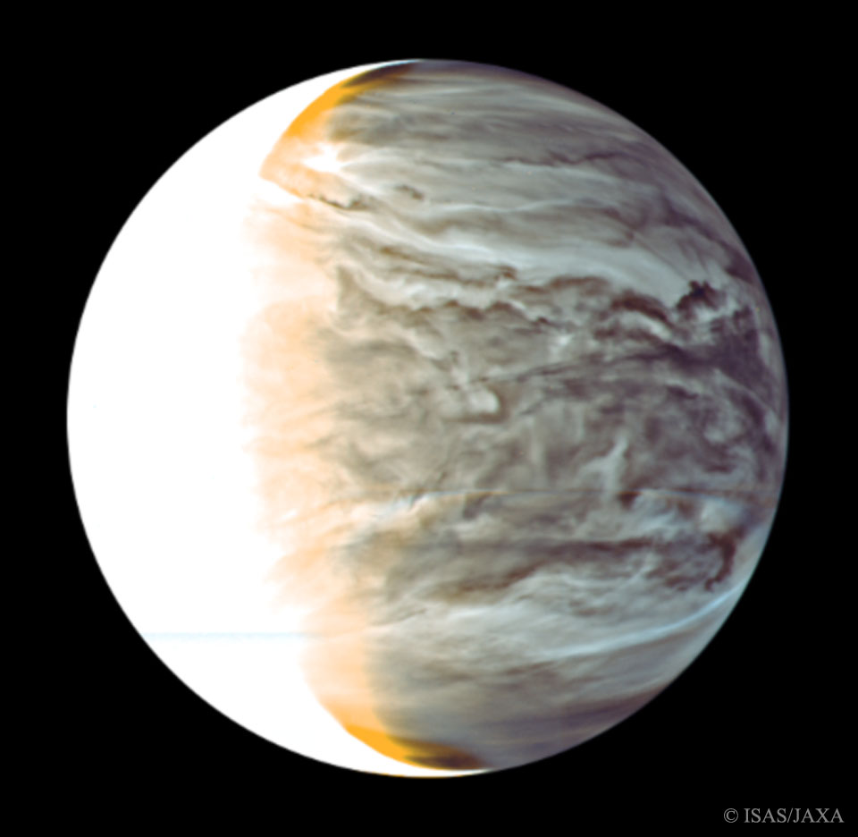 Die Nachtseite des Planeten Venus zeigt erstaunlich viele Strukturen. Zwischen der überbelichteten Tagseite und der Nacht verläuft ein breiter Terminator in Orange. Die Aufnahme stammt von der Raumsonde Akatsuki, die auch Venus Climate Orbiter heißt.