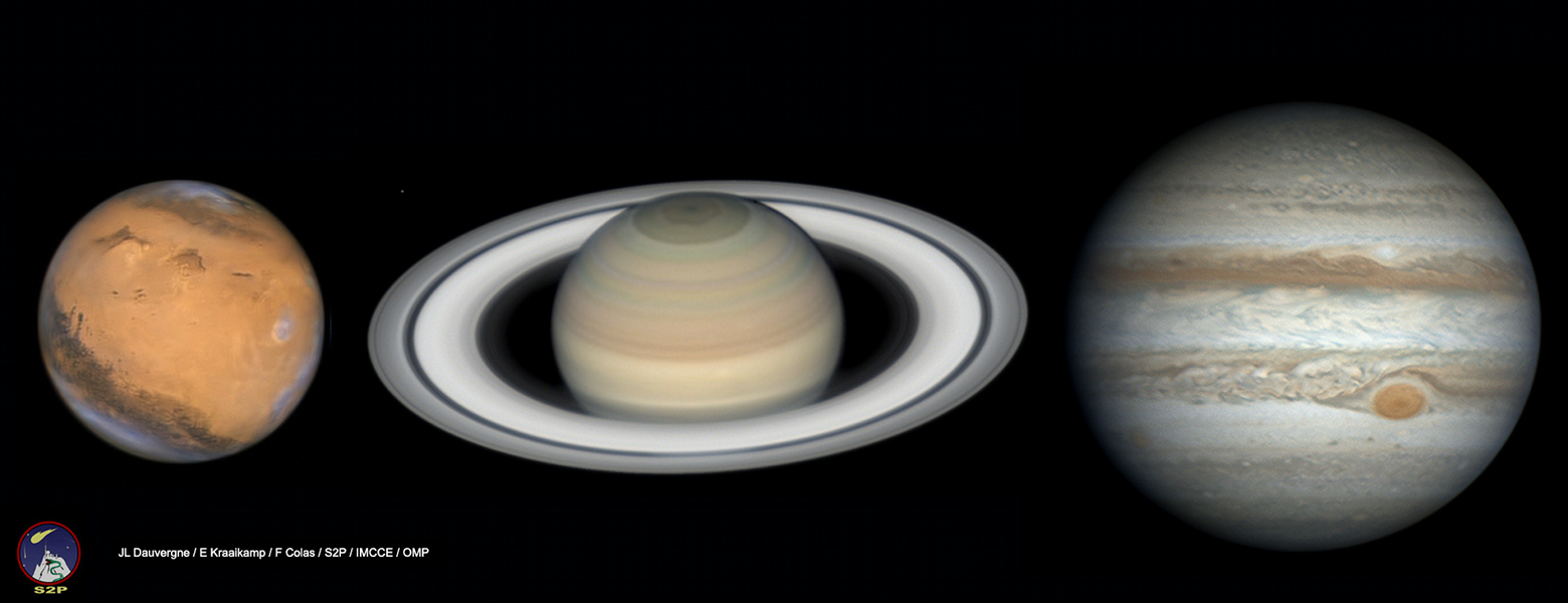 Nebeneinander sind die Planeten Mars, Saturn und Jupiter abgebildet. Sie leuchten derzeit hell am Nachthimmel.