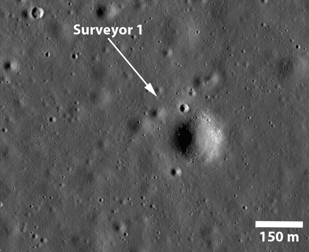 Zwischen Kratern auf der Mondoberfläche steht die Raumsonde Surveyor 1. Sie wirft einen 15 Meter langen Schatten.