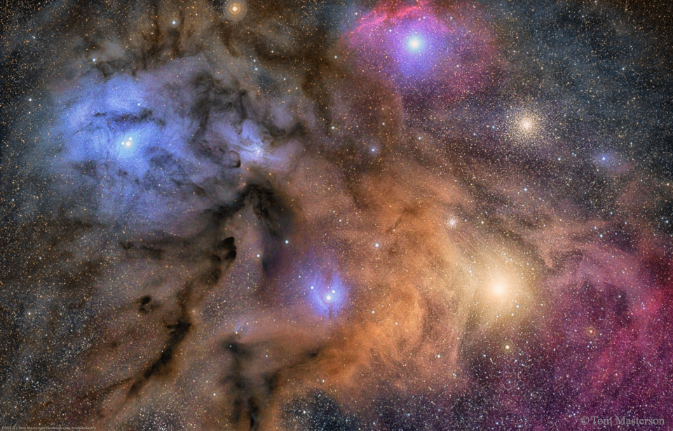 Um die Sterne Antares und Rho Ophiuchi sind viele Nebel verteilt, die in allen Farben leuchten. Nur der Kugelsternhaufen M4 rechts oben gehört nicht zu der Gruppe, er ist viel weiter entfernt.