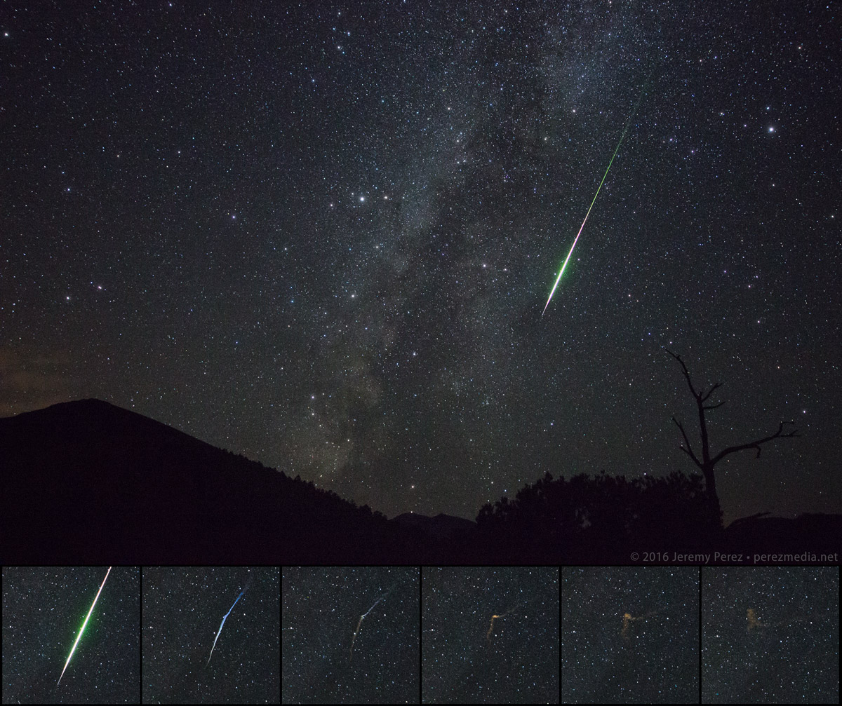 Über den Silhouetten von hügeligen Wäldern im vulkanischen Sunset Crater National Monument zischt ein heller grüner Meteor der Perseïden die Sommermilchstraße entlang.
