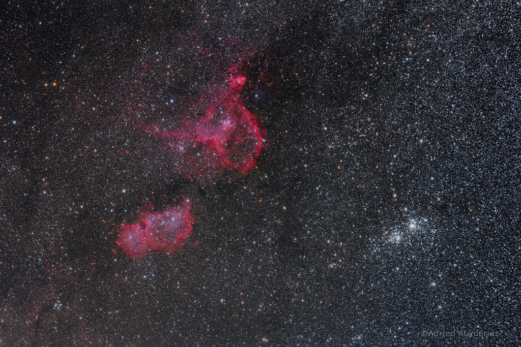 Links sind zwei rot leuchtende Nebel, sie sind als Herz- und Seelennebel bekannt. Rechts ist der Doppelsternhaufen h und χ Persei.