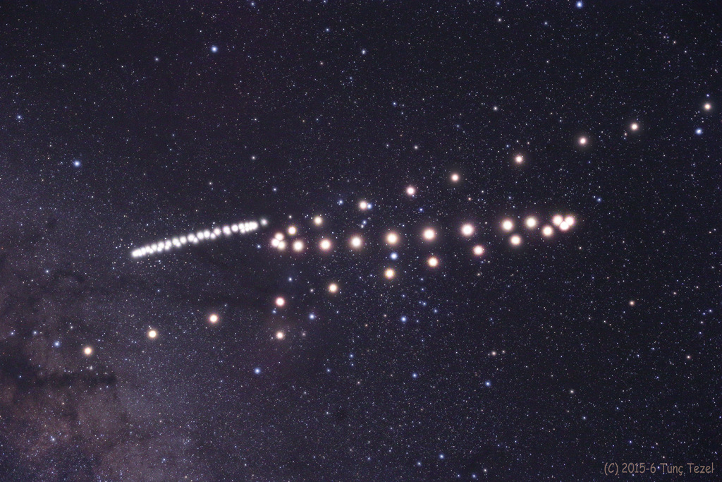 Rechts zieht der Planet Mars eine lange Schleife, links oben der Planet Saturn, wobei die Distanzen zwischen den einzelnen Aufnahmen deutlich kleiner sind.