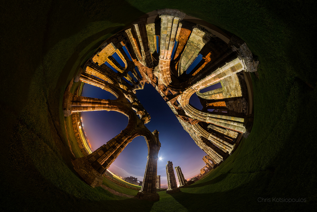 Das Panorama zeigt die Whitby-Abbey, ein verfallenes Benediktinerkloster an der englischen Yorkshireküste. Dahinter leuchtet der Jagdmond im Oktober.