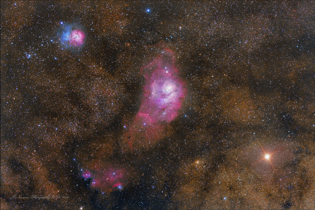 In den dichten Sternfeldern im Sternbild Schütze sind von links oben nach rechts unten der Trifidnebel M20, der Lagunennebel M8 und der Planet Mars verteilt.