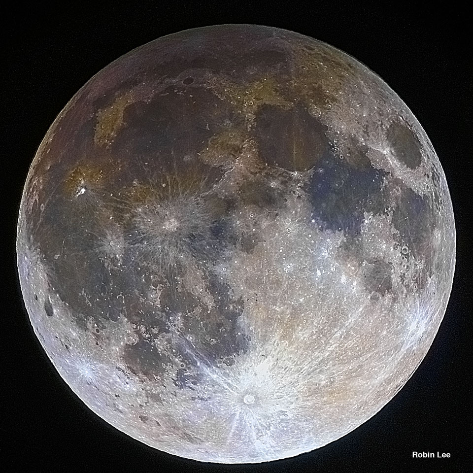 Der Vollmond ist oben leicht abgeschattet, weil eine Halbschattenmondfinsternis stattfindet. Ein überlagertes Bild zeigt die Namen der größten Strukturen im Bild.