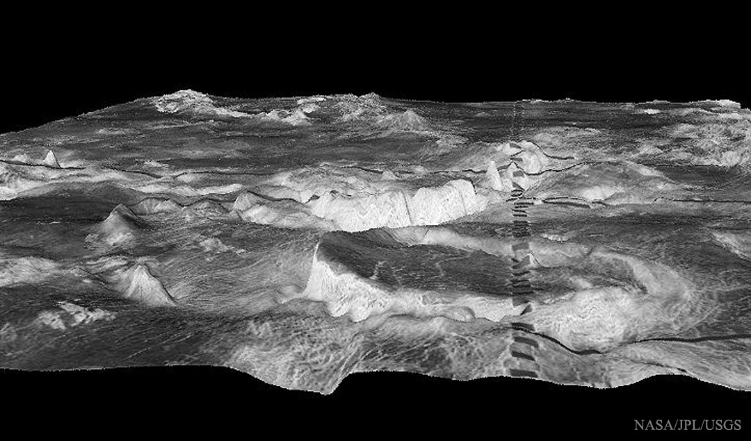 Auf der Venus gibt es zylindrische Erhebung, die wahrscheinlich vulkanischen Ursprungs sind. Im Bild ist eine davon. Die Linie aus Rechtecken, die senkrecht durchs Bild verläuft, entstand durch das Abbildungsverfahren.