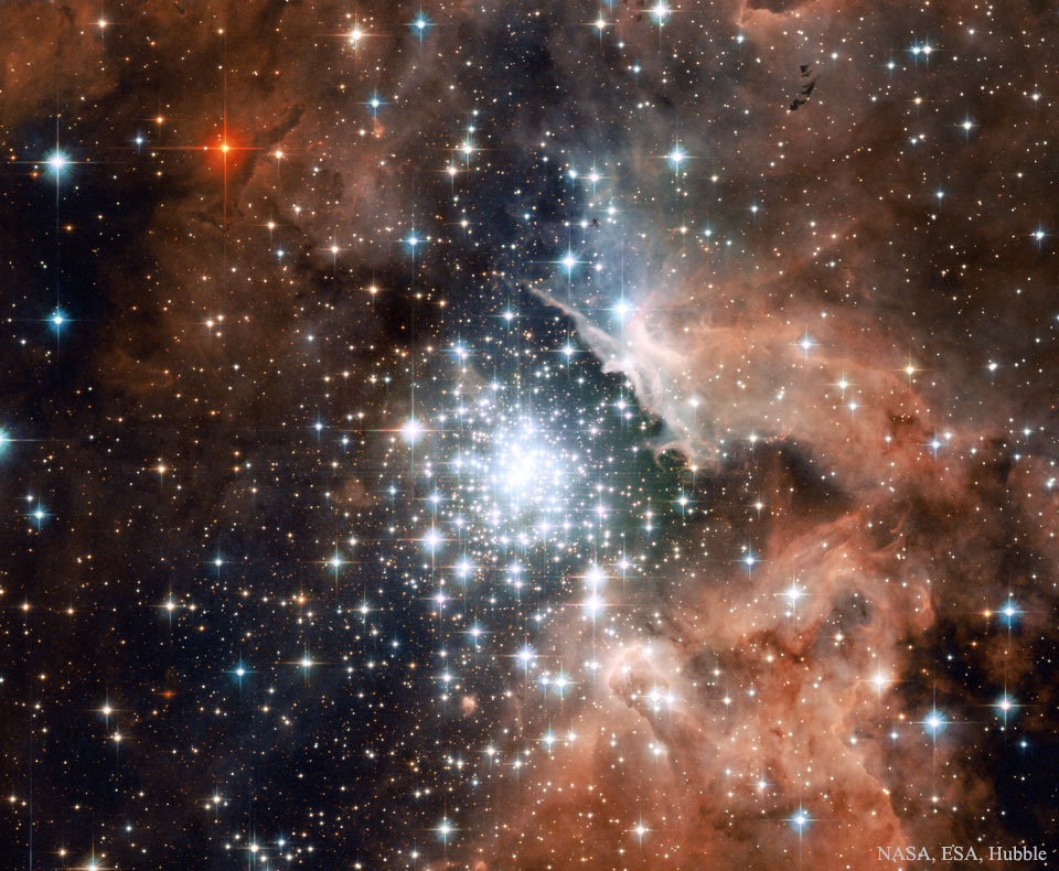 Mitten im Bild glitzert ein Haufen aus gleißend hellen Sternen. Sie sind von roten Nebeln umgeben.