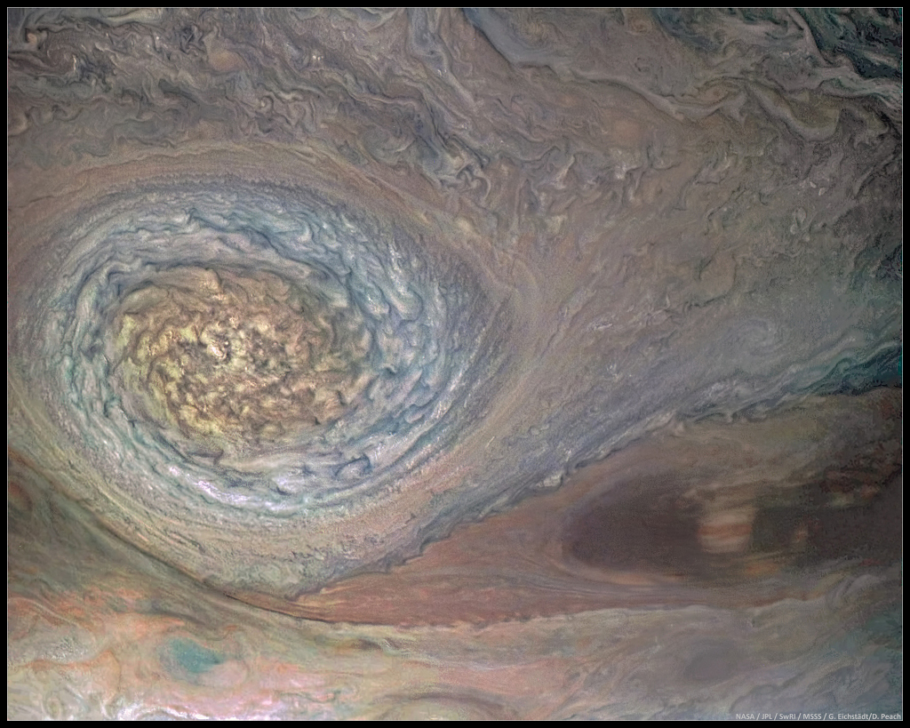 Links im Bild ist ein wirbelndes Sturmsystem, das in den 1990er-Jahren auf Jupiter entdeckt wurde. Es ist nur halb so groß wie der Rote Fleck und etwas kleiner als der Planet Erde.