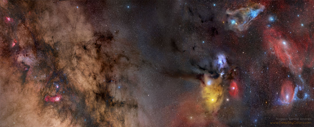 Die Himmelsregion um Rho Ophiuchi gehört zu den fotogensten am Himmel. Dort versammeln sich bunte Nebel, Kugelsternhaufen und Dunkelnebel neben der Milchstraße. Das Bild zeigt eine große Region in den Sternbildern Schlange, Schlangenträger, Skorpion und Schütze.
