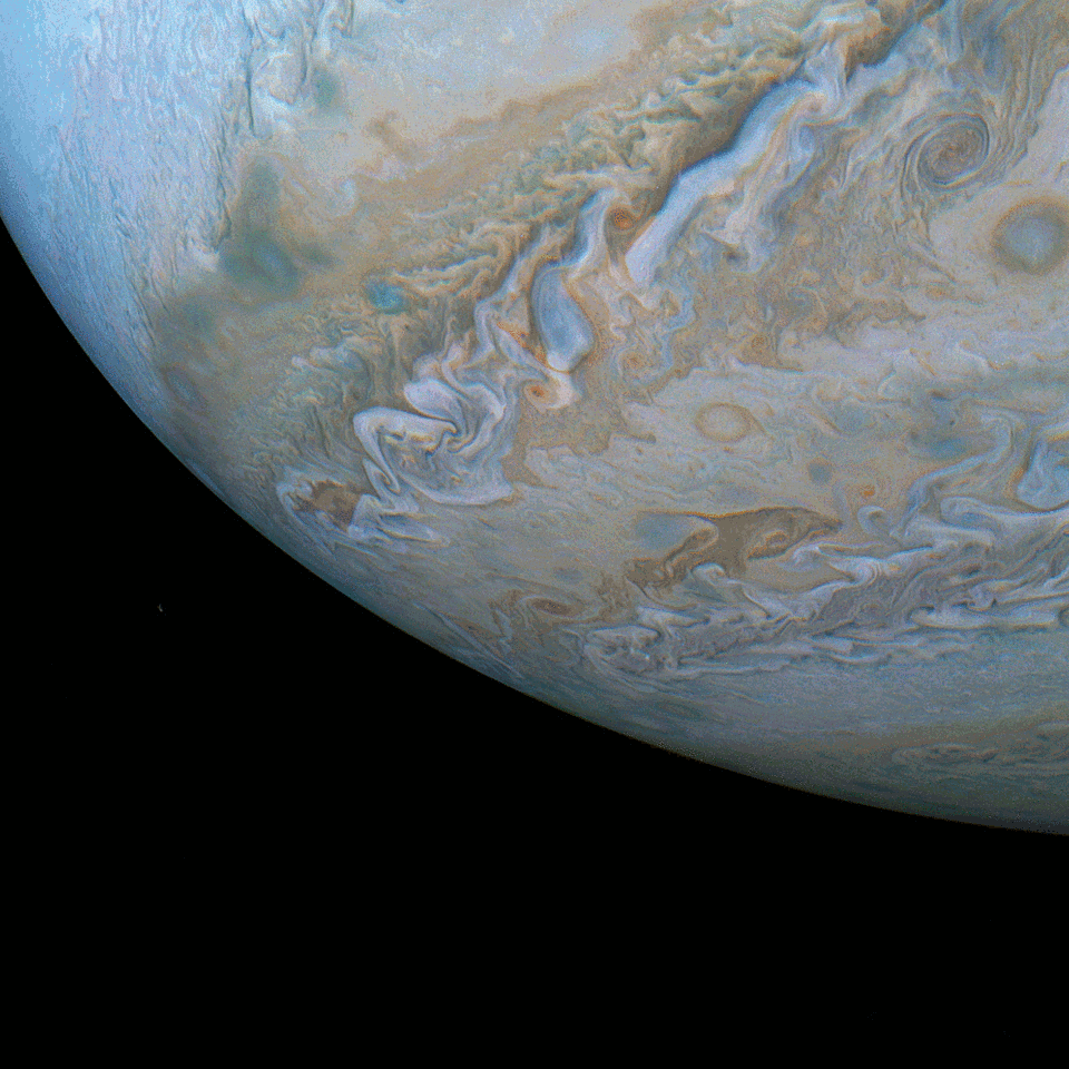 In den malerischen Wolkenwirbeln auf Jupiter folgt die Raumsonde Juno einer Wolke, die wie ein Delfin aussieht.