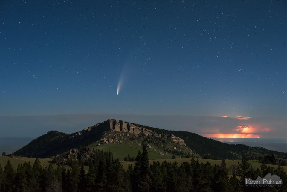 Blick auf die kultigen Gipfel der Bighorn Mountains in Wyoming vom US-Highway 14 hinter dem Steamboat Point mit Gewitter und dem Kometen C/2020 F3 (NEOWISE).